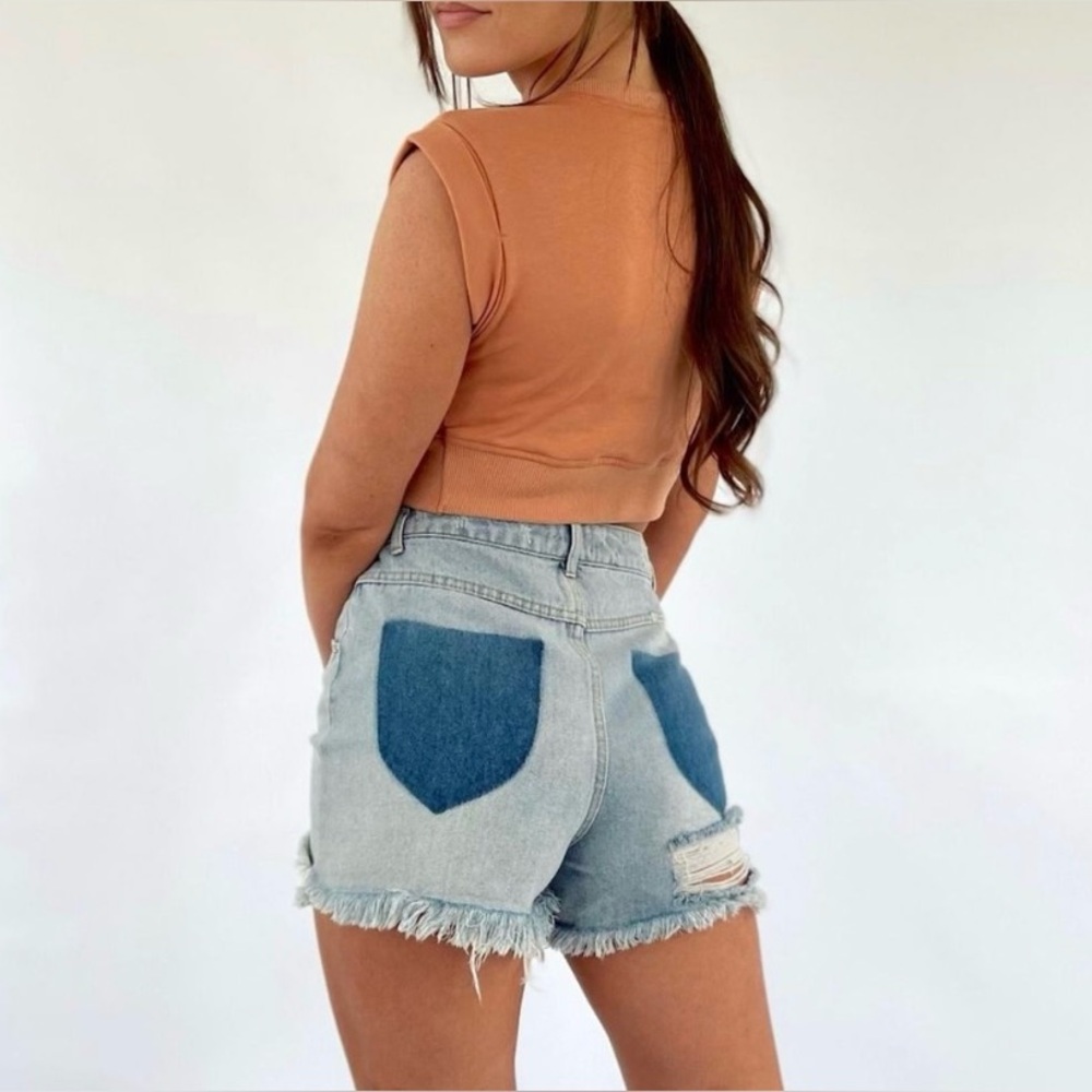 NWT PEACH LOVE California Blake Distressed Denim Shorts in Blue Wash, Sz Medium